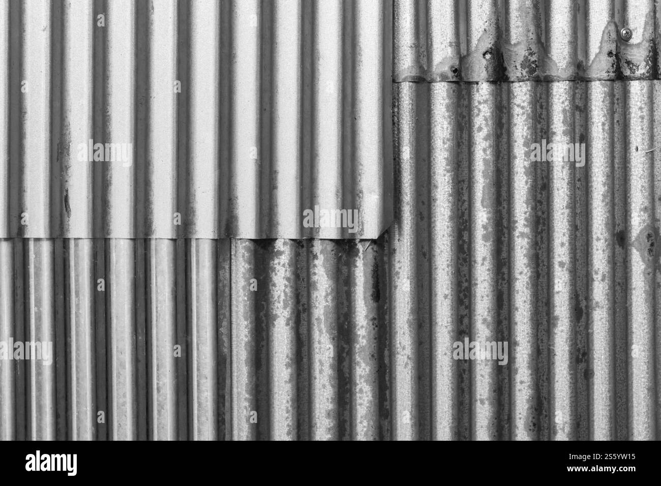Sfondo industriale arrugginito vecchio grunge parete in zinco arrugginito per sfondo testurizzato ruggine zincata ruggine e ferro ondulato con struttura in acciaio graffiato Foto Stock