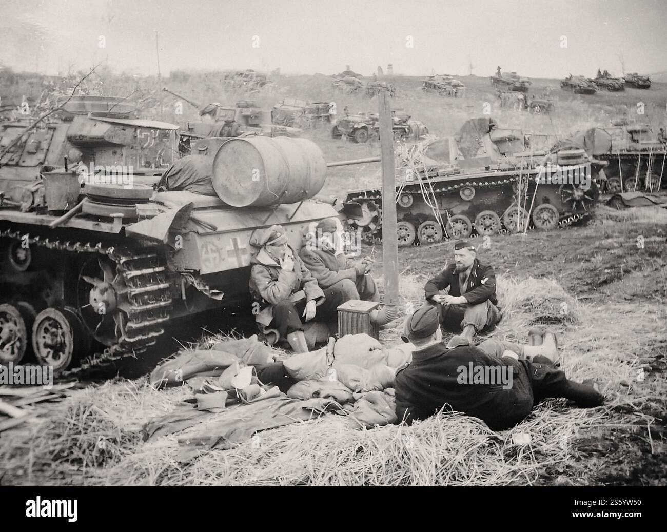 Navi cisterna della 5th SS Panzer Division Wiking Rest vicino ai loro serbatoi PZ.Kpfw. III.1943. - Documento storico, fotografo sconosciuto Foto Stock