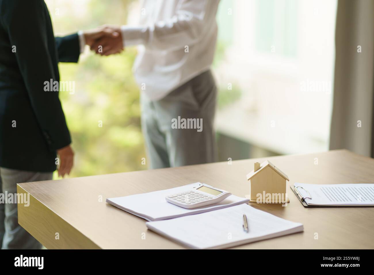 Timbro approvato con persone commerciali che firmano un contratto stipulando un contratto con un consulente immobiliare assicurazione immobiliare assicurazione immobiliare immobiliare Foto Stock