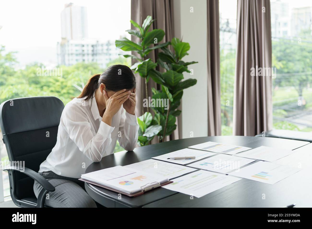 Concetto di Burnout. Donna d'affari asiatica che tocca la fronte avendo mal di testa lavoro noioso e dolore emotivo stanco e persona professionale depressa Foto Stock