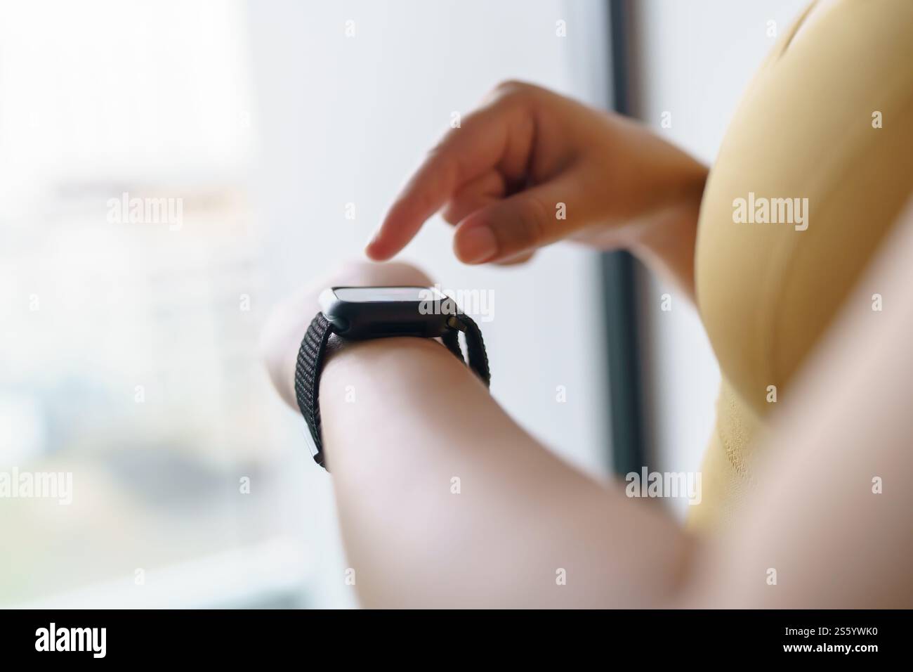 Donna che si allena con l'app salute su mani di primo piano dell'orologio intelligente. Foto Stock Donna che si allena con l'app salute su mani di primo piano dell'orologio intelligente. Foto Stock