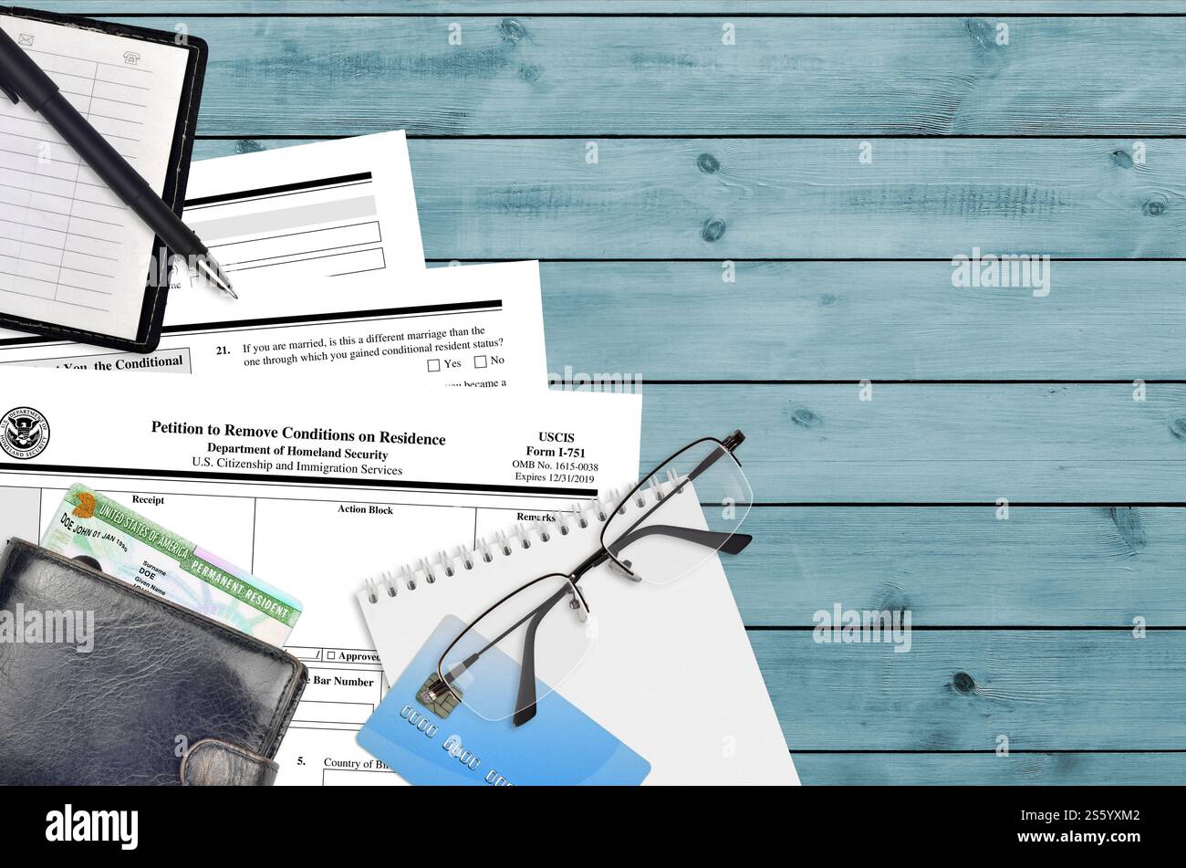 Il modulo USCIS i-751 petizione per rimuovere le condizioni di residenza si trova su un tavolo da ufficio piatto e pronto a essere compilato. Cittadinanza statunitense e immigrazione Foto Stock