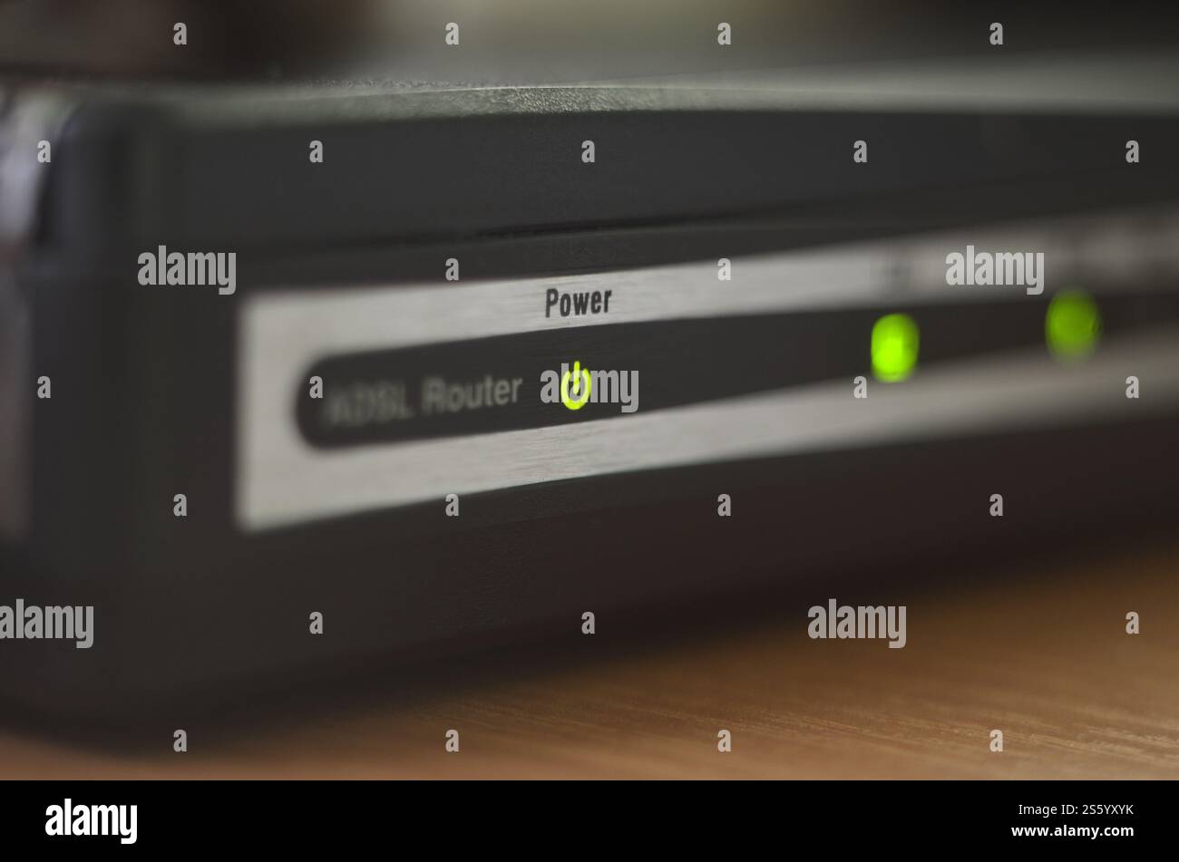 Macro di modem Internet, background tecnologico astratto. Spia verde di alimentazione sul router Internet Foto Stock