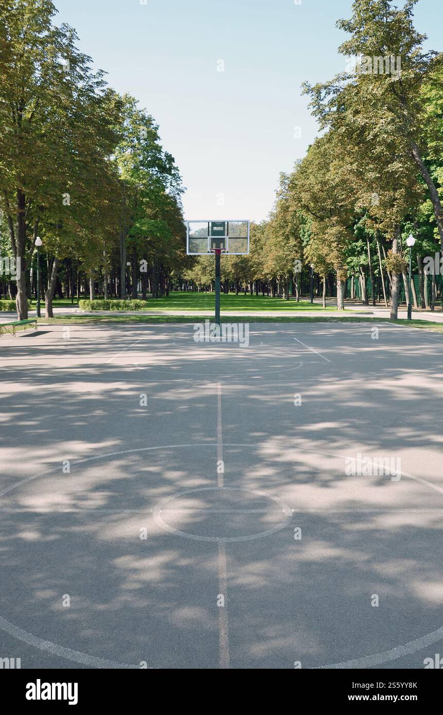 Empty street basketball. Per concetti come sport ed esercizio e uno stile di vita sano Foto Stock