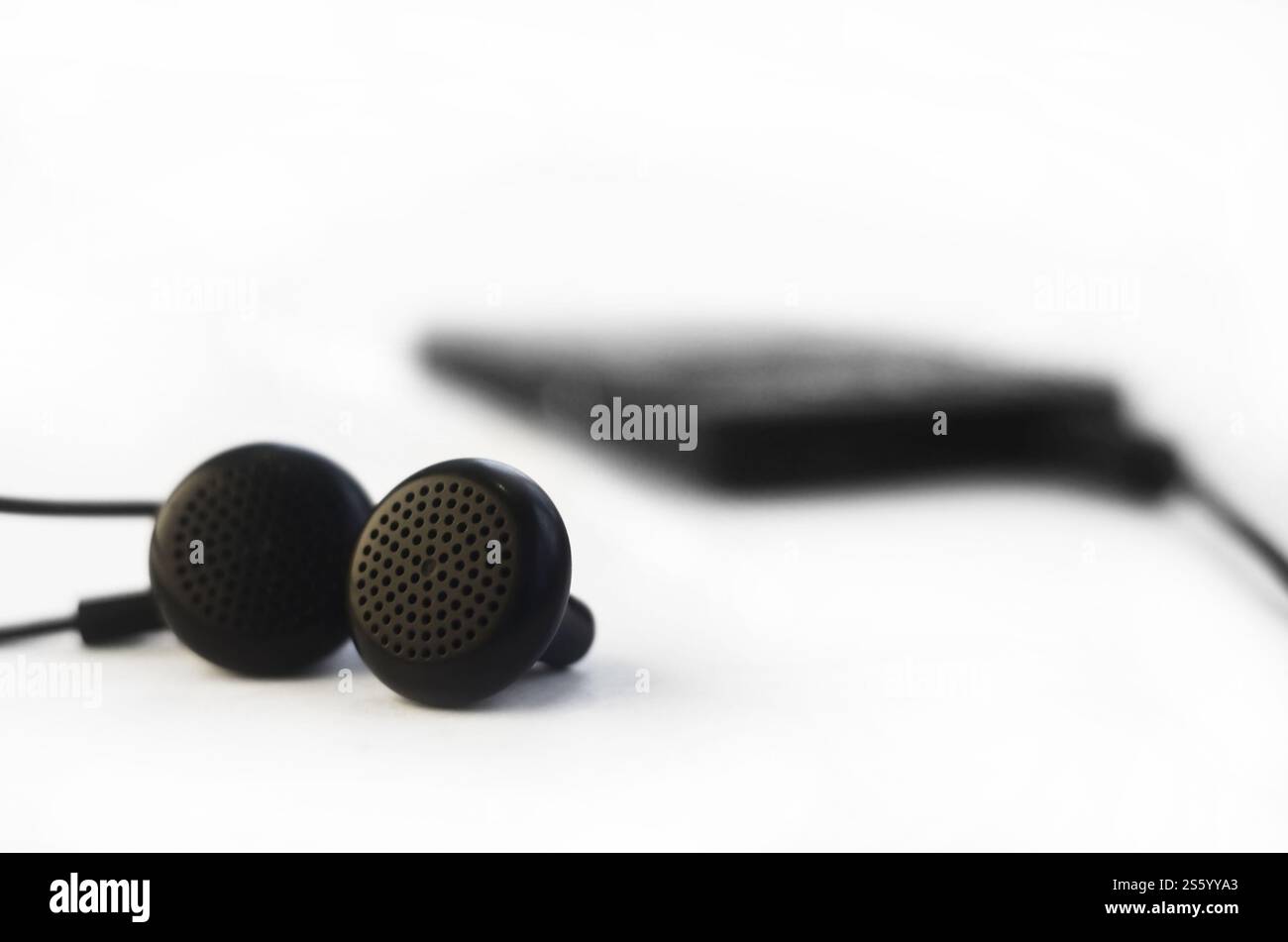 Cuffie di piccole dimensioni isolata su uno sfondo bianco. Ascolto di musica concept Foto Stock