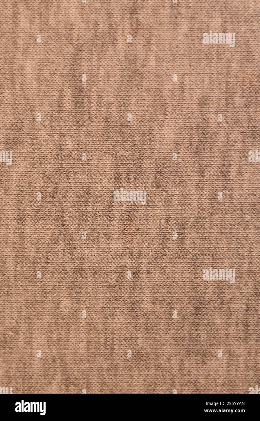 Heather tessuto a maglia realizzato in filato sintetico. Close-up tessitura stoffa con delicato motivo rigato. Foto Stock
