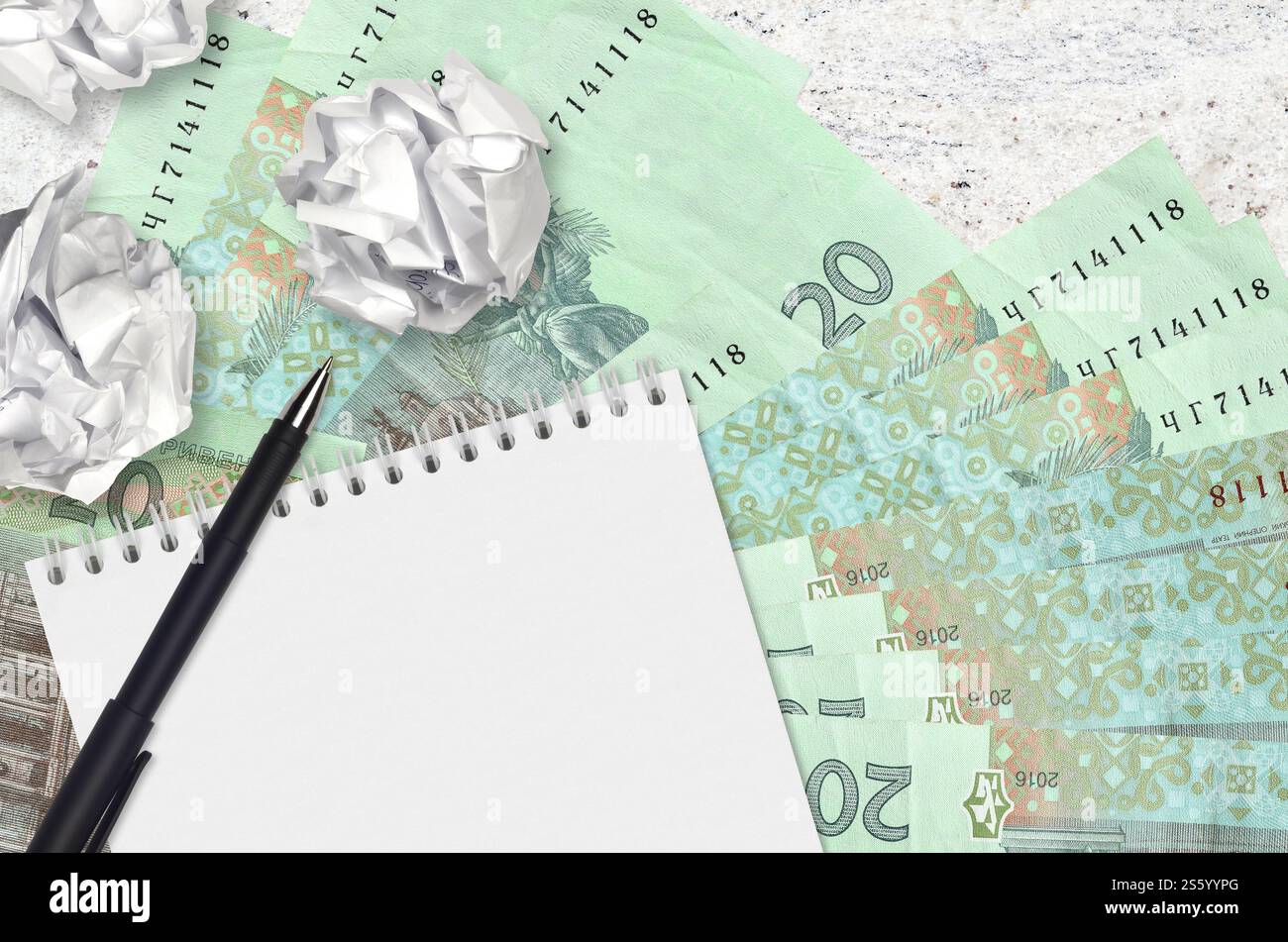 20 hryvnias ucraine banconote e palle di carta stropicciata con blocco note. Idee cattive o meno di concetto di ispirazione. Alla ricerca di idee per l'investimento. 20 Foto Stock