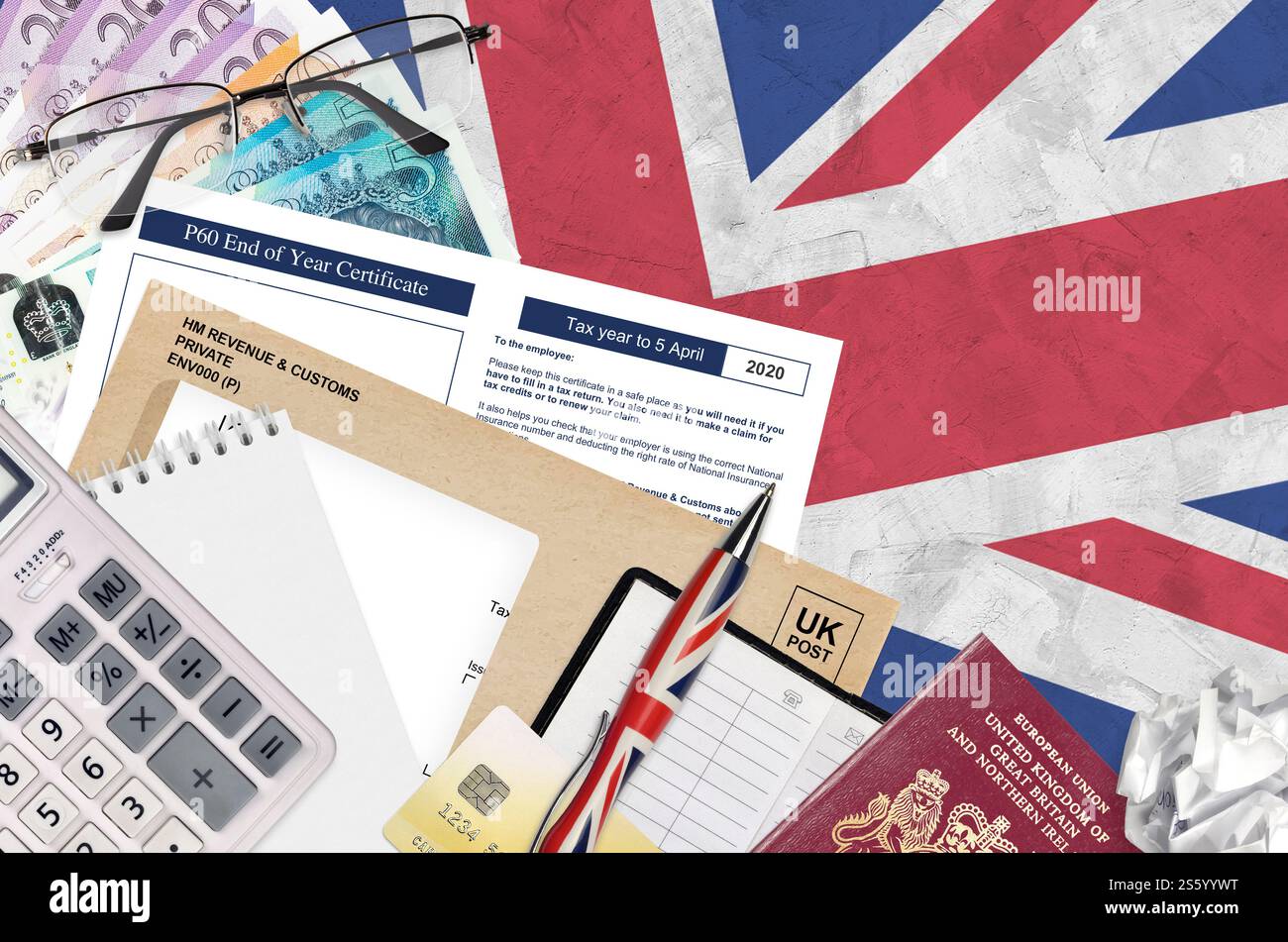 Modulo fiscale inglese P60 certificato di fine anno da HM Revenue and Customs si trova sul tavolo con gli articoli per ufficio. Documentazione HMRC e processo di pagamento delle imposte in Foto Stock