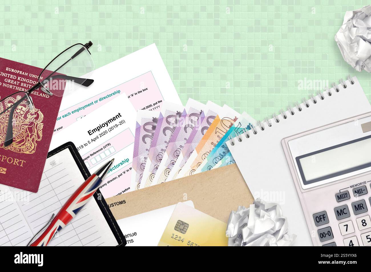 Modulo fiscale inglese sa102 l'impiego da parte di HM revenue and Customs si trova sul tavolo con gli articoli per ufficio. Documentazione HMRC e procedura di pagamento delle imposte nel Regno Unito Foto Stock