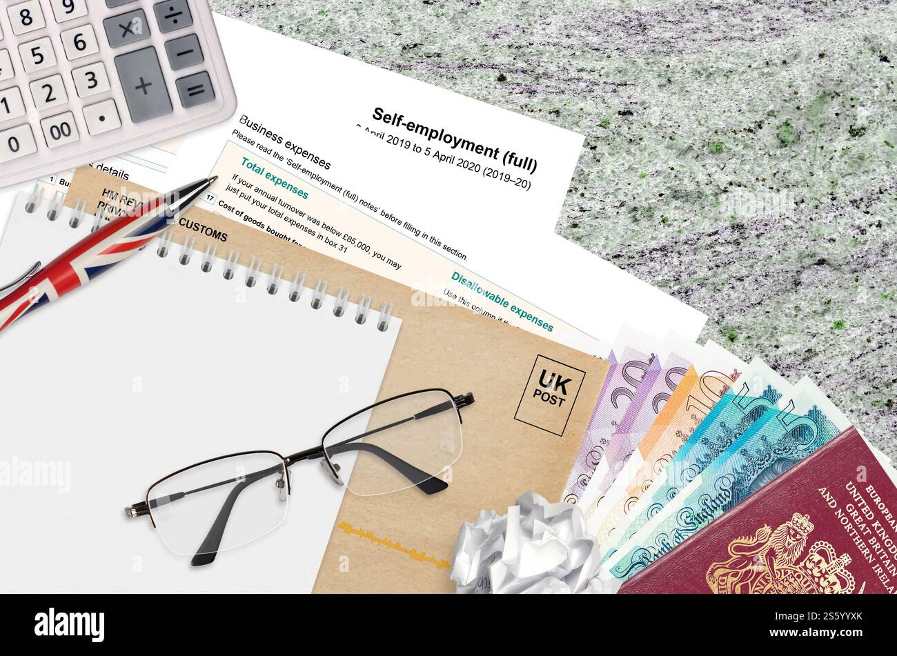 Modulo fiscale inglese sa103 lavoro autonomo da HM revenue and Customs si trova sul tavolo con gli articoli per ufficio. Documentazione HMRC e processo di pagamento delle tasse in United Foto Stock