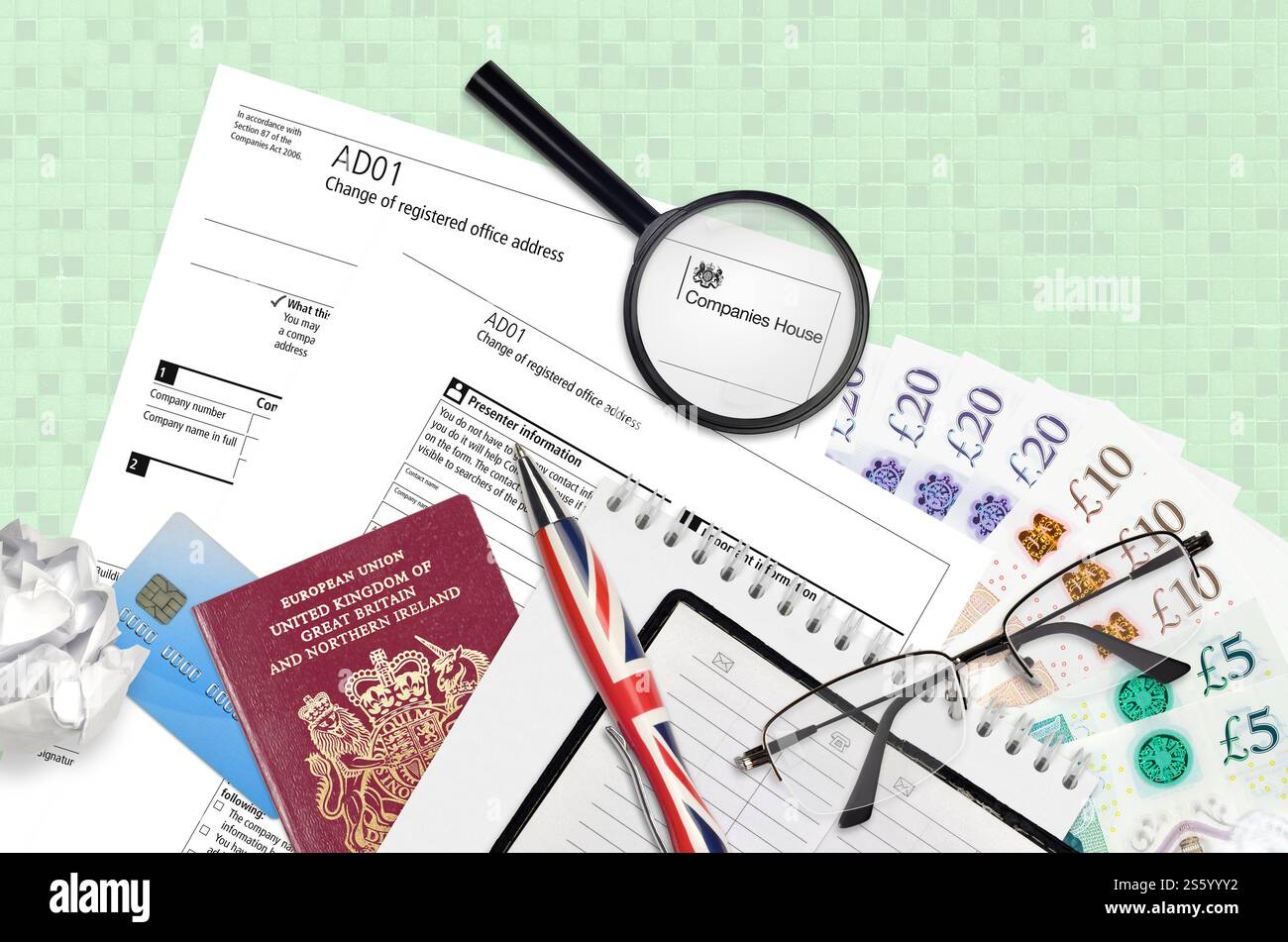 Modulo in inglese AD01 Modifica dell'indirizzo della sede sociale da Società il servizio della casa si trova sulla tabella con gli articoli dell'ufficio. Processo commerciale e di documentazione Foto Stock