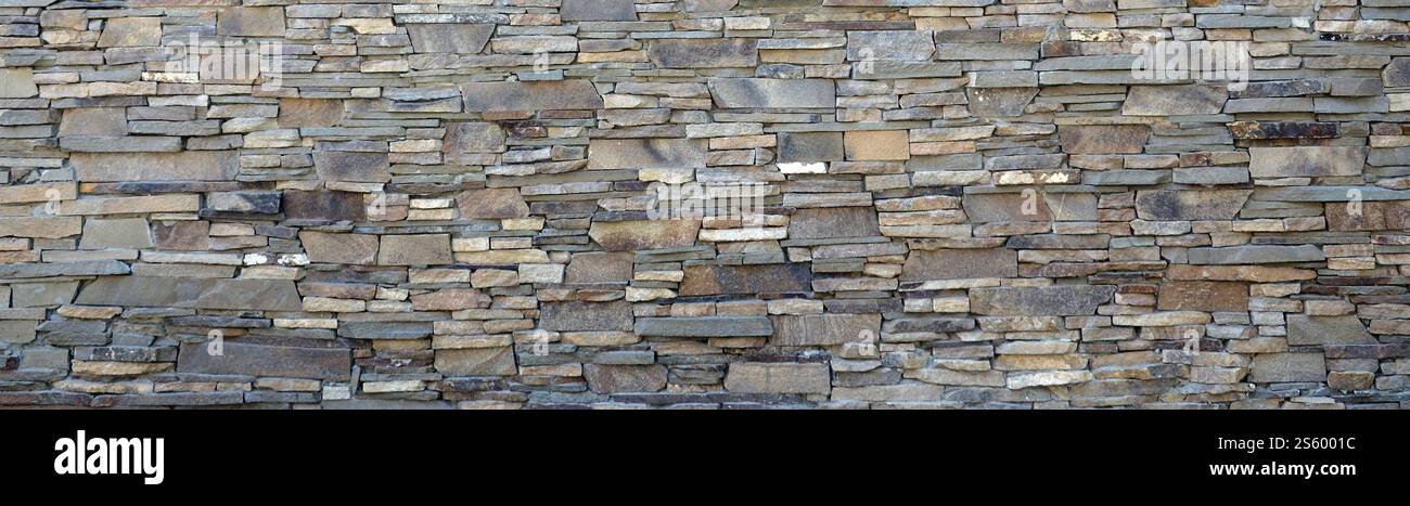 Moderno motivo di superfici decorative piatte in pietra di colore marrone. Pietra rivestita con pareti in granito che si affacciano su pietra. Modello moderno di appartamento Foto Stock