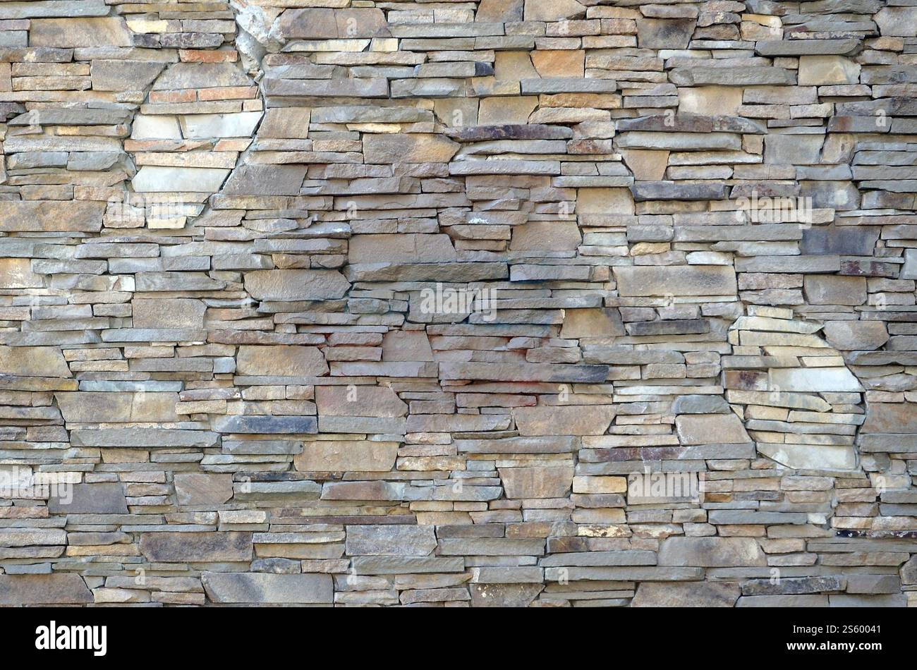 Moderno motivo di superfici decorative piatte in pietra di colore marrone. Pietra rivestita con pareti in granito che si affacciano su pietra. Modello moderno di appartamento Foto Stock