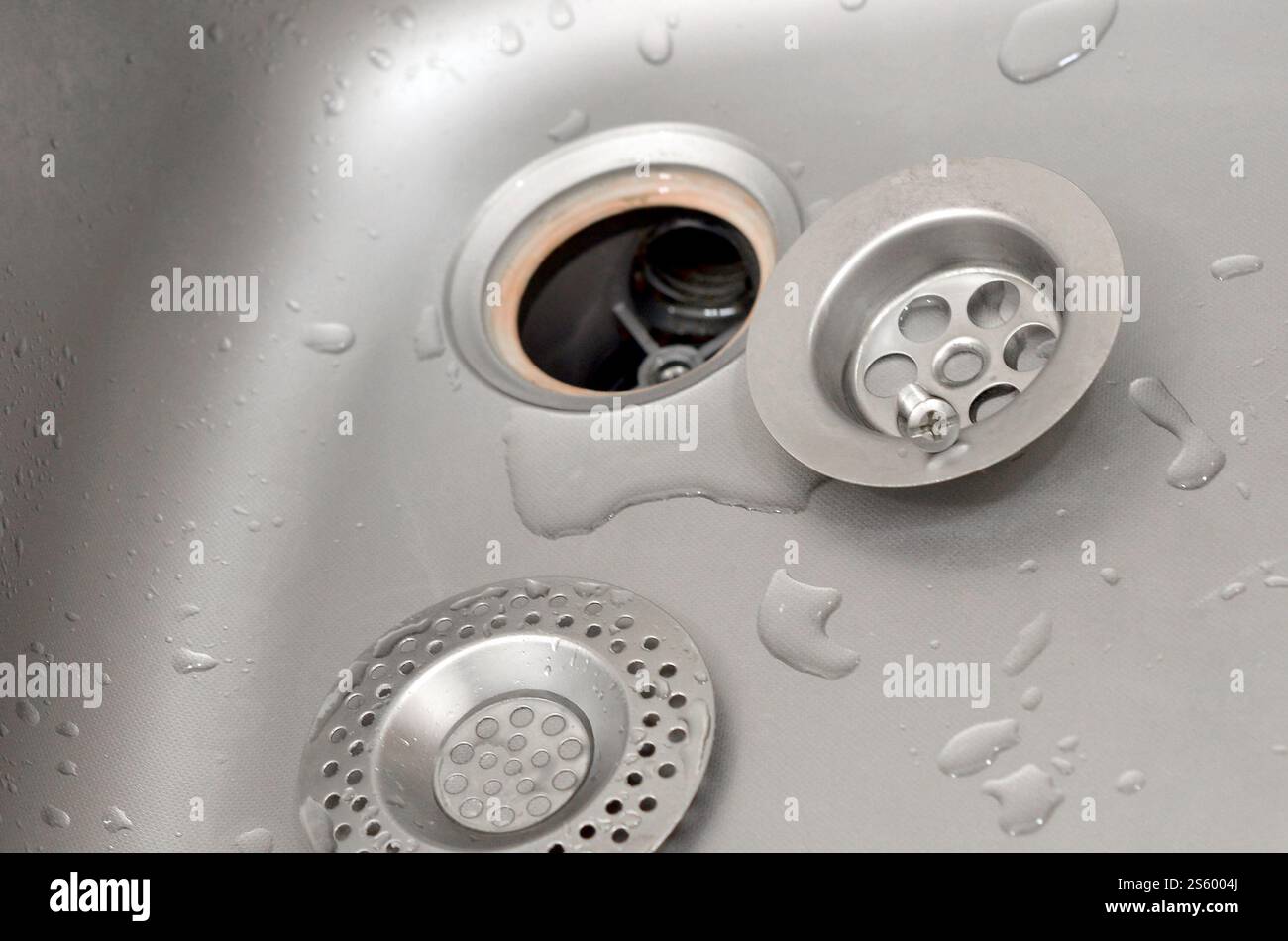 Lavello da cucina argentato con filtro protettivo smontato. Processo di riparazione lavello da cucina. Lavello da cucina argentato con filtro protettivo smontato Foto Stock