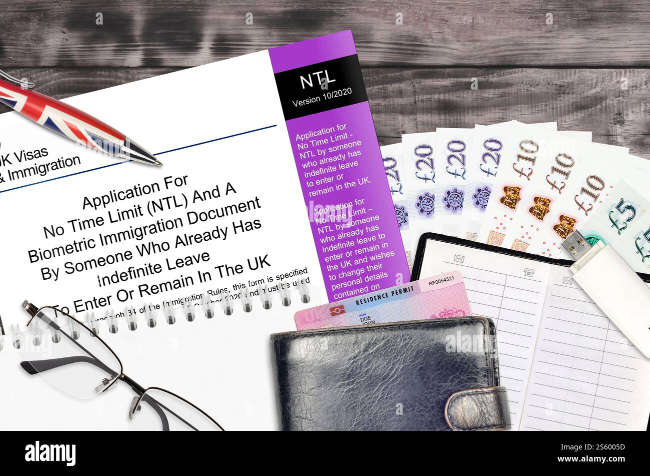 Modulo inglese NTL domanda per nessun limite di tempo e un documento di immigrazione biometrico di qualcuno che ha un permesso indefinito per entrare nel Regno Unito. Inglese Foto Stock