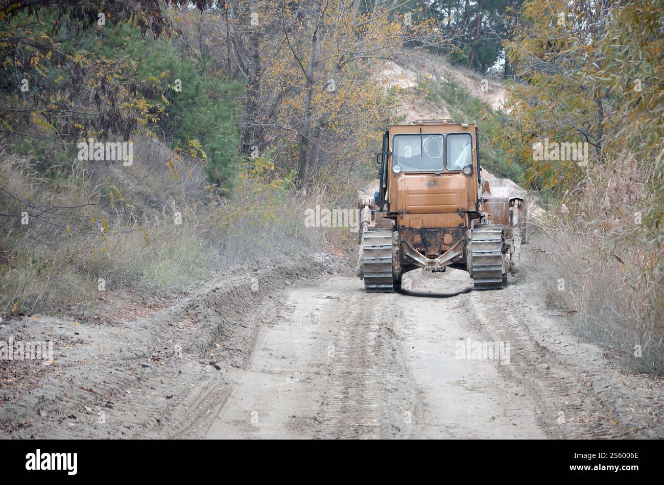 Aggregato da cava con macchinari per impieghi gravosi nel settore delle costruzioni. Escavatore pala Caterpillar con retroescavatore per la cava del cantiere. Foto Stock