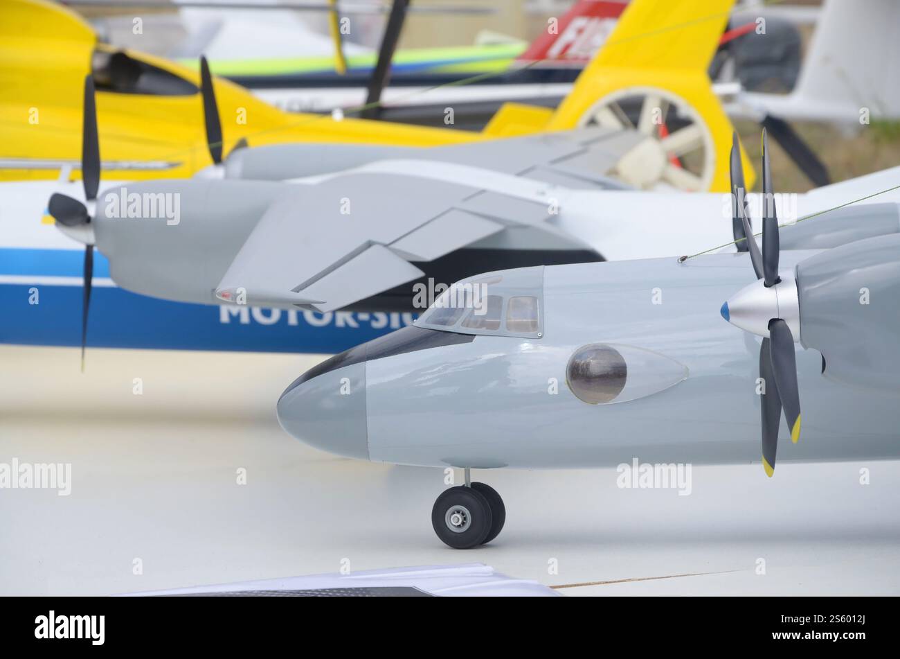 Modello giocattolo di trasportatore aereo militare ucraino primo piano. Modello di aereo realistico realizzato a mano. Modello giocattolo di aerei militari ucraini Foto Stock