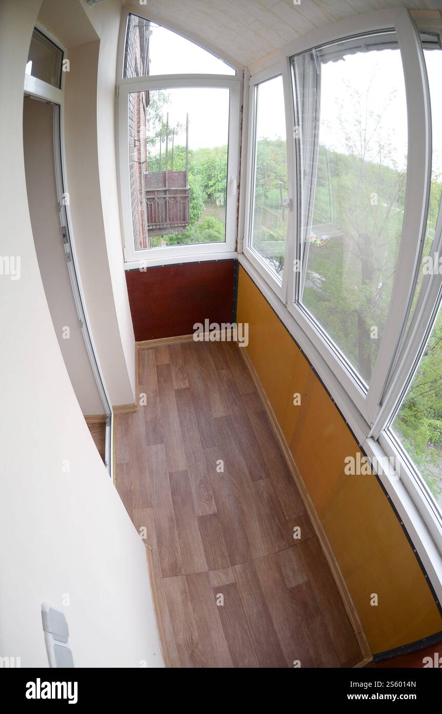 Porte e finestre in metallo-plastica nella loggia o nel balcone. Una vista dall'interno. Porte e finestre in metallo-plastica nella loggia o nel balcone. Fisheye Foto Stock