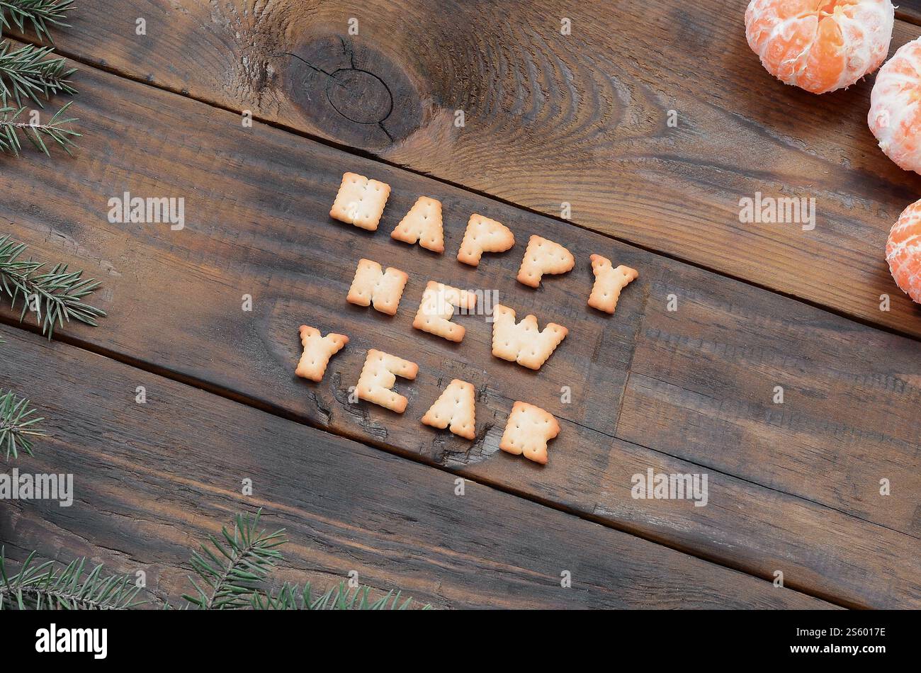 Biglietto natalizio con mandarini, testo cracker e rami di abete con spazio di copia. Vista dall'alto, disposizione piatta. Tangerini, testo cracker e rami di abete Foto Stock
