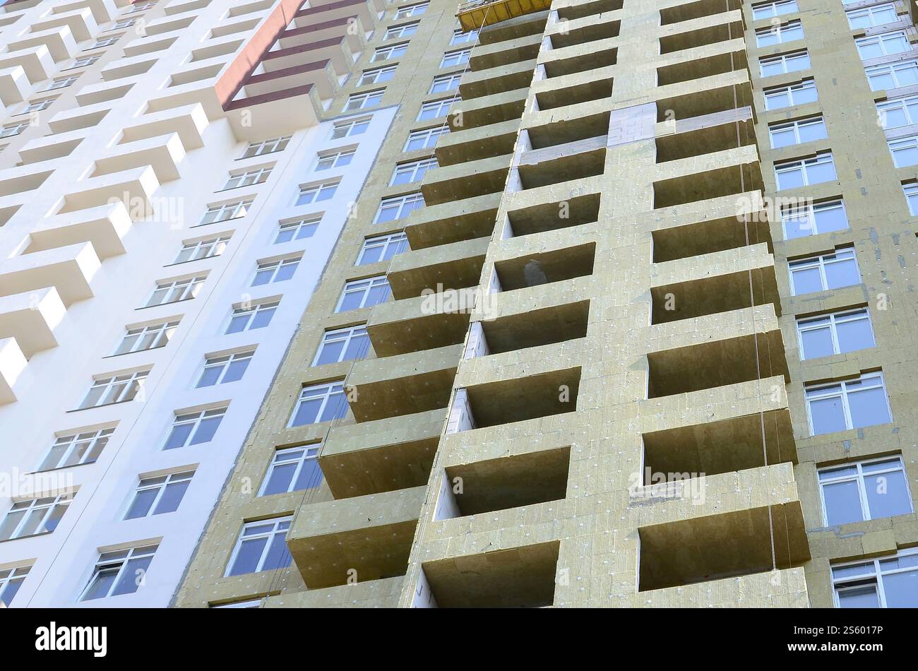 Nuovo appartamento residenziale multi-store in costruzione sulla facciata di un alto edificio. Edificio residenziale multinegozio con facciata Foto Stock