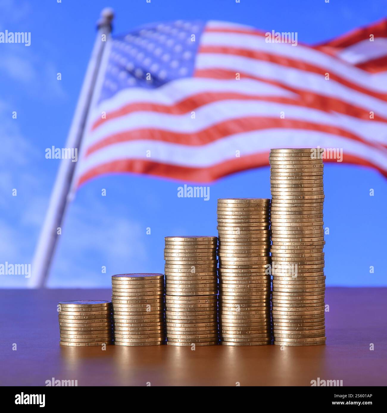 Pile di monete d'oro disposte come un grafico. Aumento delle colonne di monete, passo delle pile di monete. Idea aziendale e finanziaria. Pile di monete dorate Foto Stock