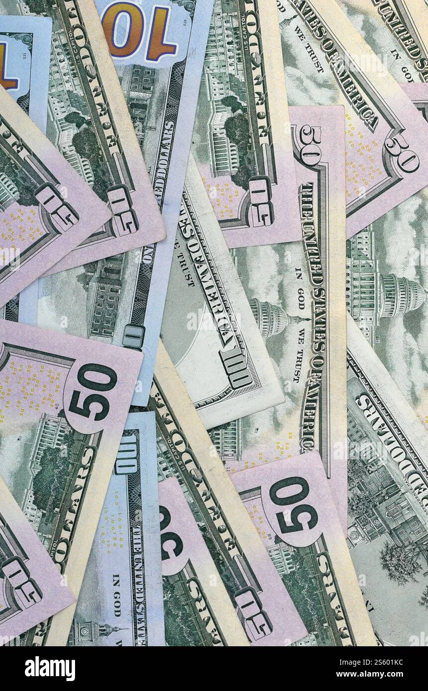 Molte banconote da centocinquanta dollari su una superficie di sfondo piatta da vicino. Vista dall'alto in posizione piatta. Concetto di successo astratto o di business. Molti uno Foto Stock