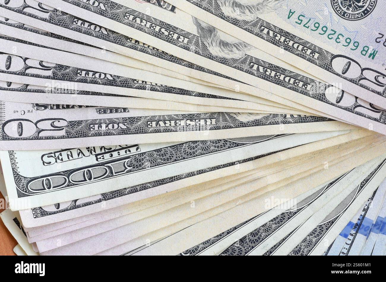 Fan di molte banconote da centocinquanta dollari su fondo in legno da vicino. Vista dall'alto in posizione piatta. Concetto di successo astratto o di business. Ventola di Foto Stock