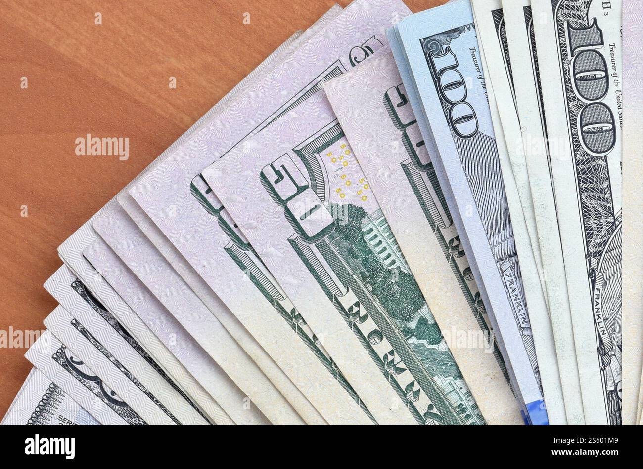 Fan di molte banconote da centocinquanta dollari su fondo in legno da vicino. Vista dall'alto in posizione piatta. Concetto di successo astratto o di business. Ventola di Foto Stock