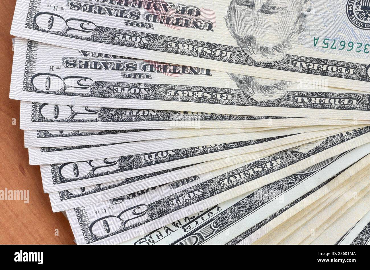 Fan di molte banconote da centocinquanta dollari su fondo in legno da vicino. Vista dall'alto in posizione piatta. Concetto di successo astratto o di business. Ventola di Foto Stock