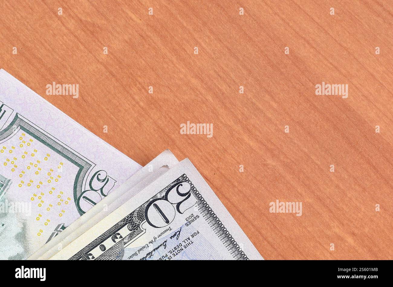 Pile di banconote da centocinquanta dollari su fondo in legno da vicino. Vista dall'alto in posizione piatta. Concetto di successo astratto o di business. Foto Stock