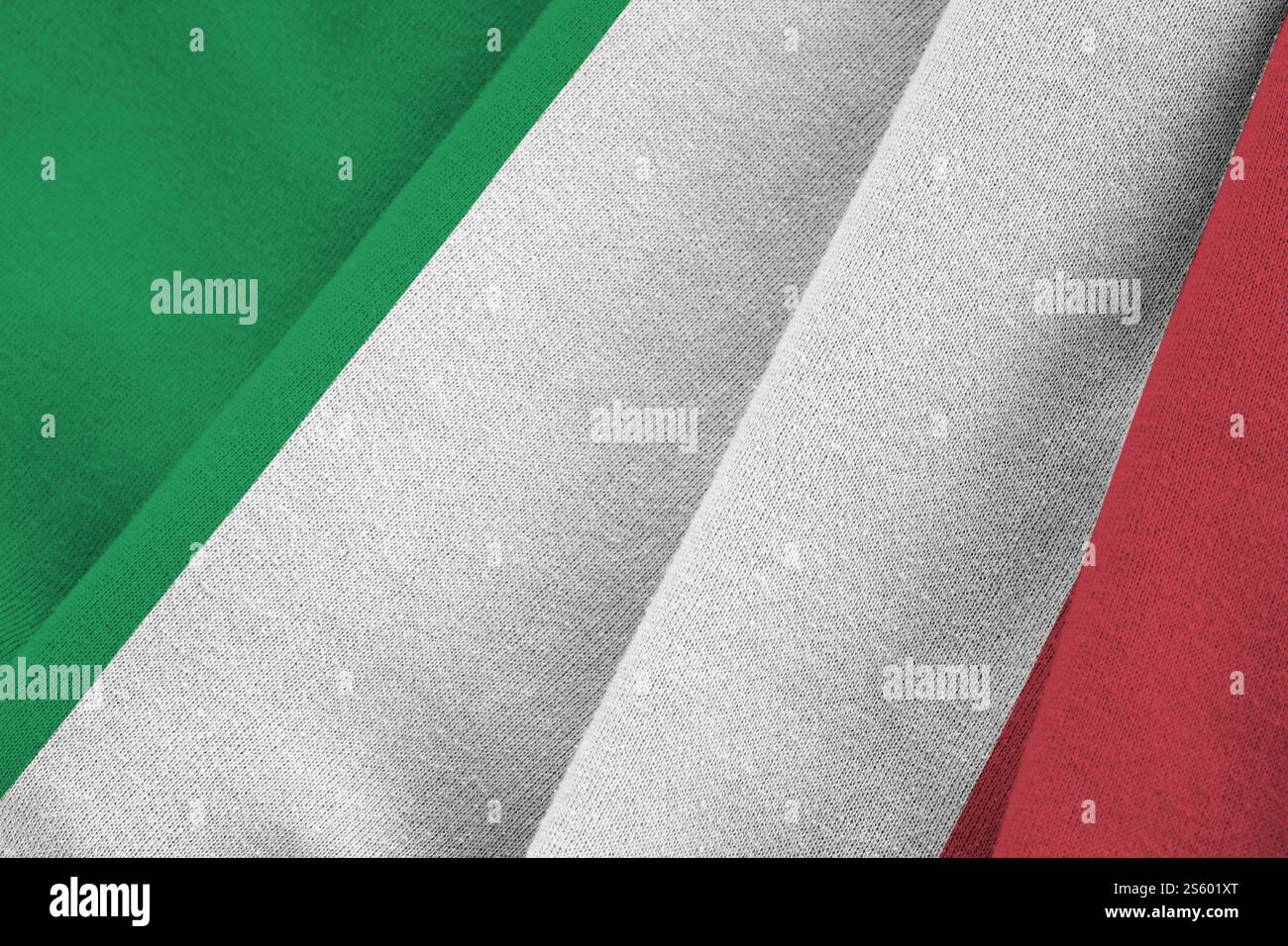 Bandiera italiana con grandi pieghe che sventolano da vicino sotto la luce studio interni. I simboli e i colori ufficiali in tessuto banner Foto Stock