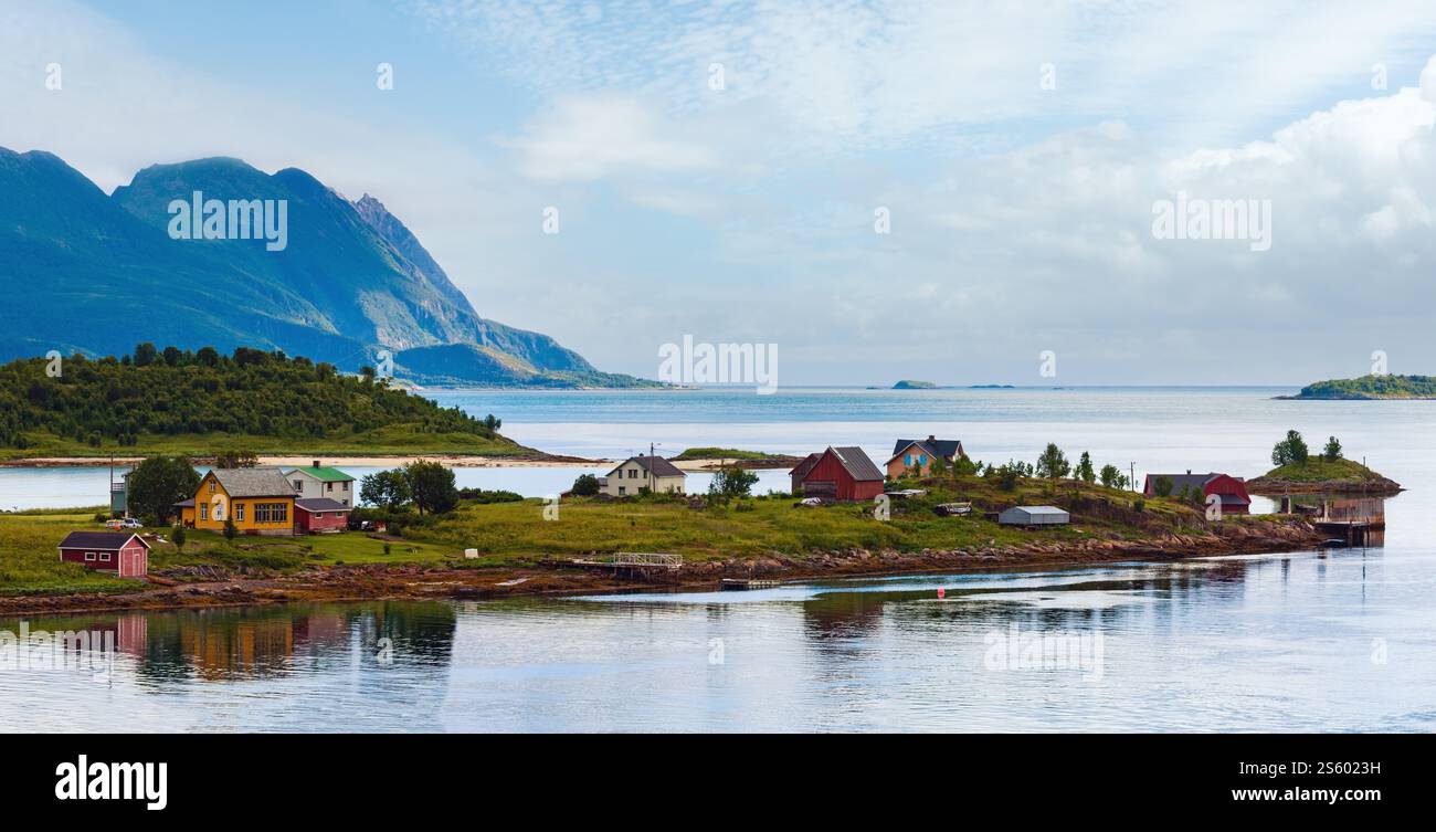 Senja estate sera Nuvoloso fjord paesaggio, Grashopkjosen, Skaland, Norvegia. Foto Stock