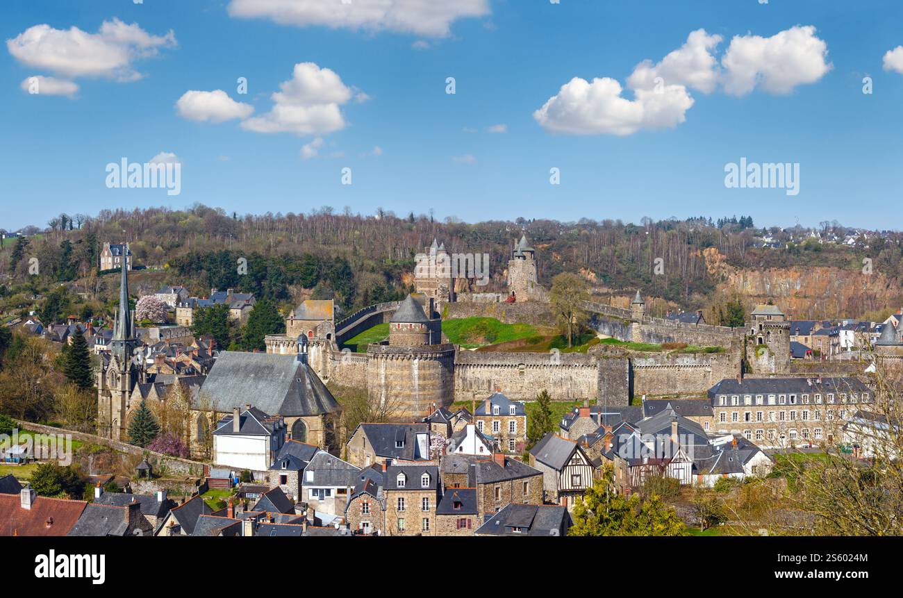 Il Chateau de Fougeres (Francia) primavera panorama. Costruire in 12-15 secolo. Foto Stock