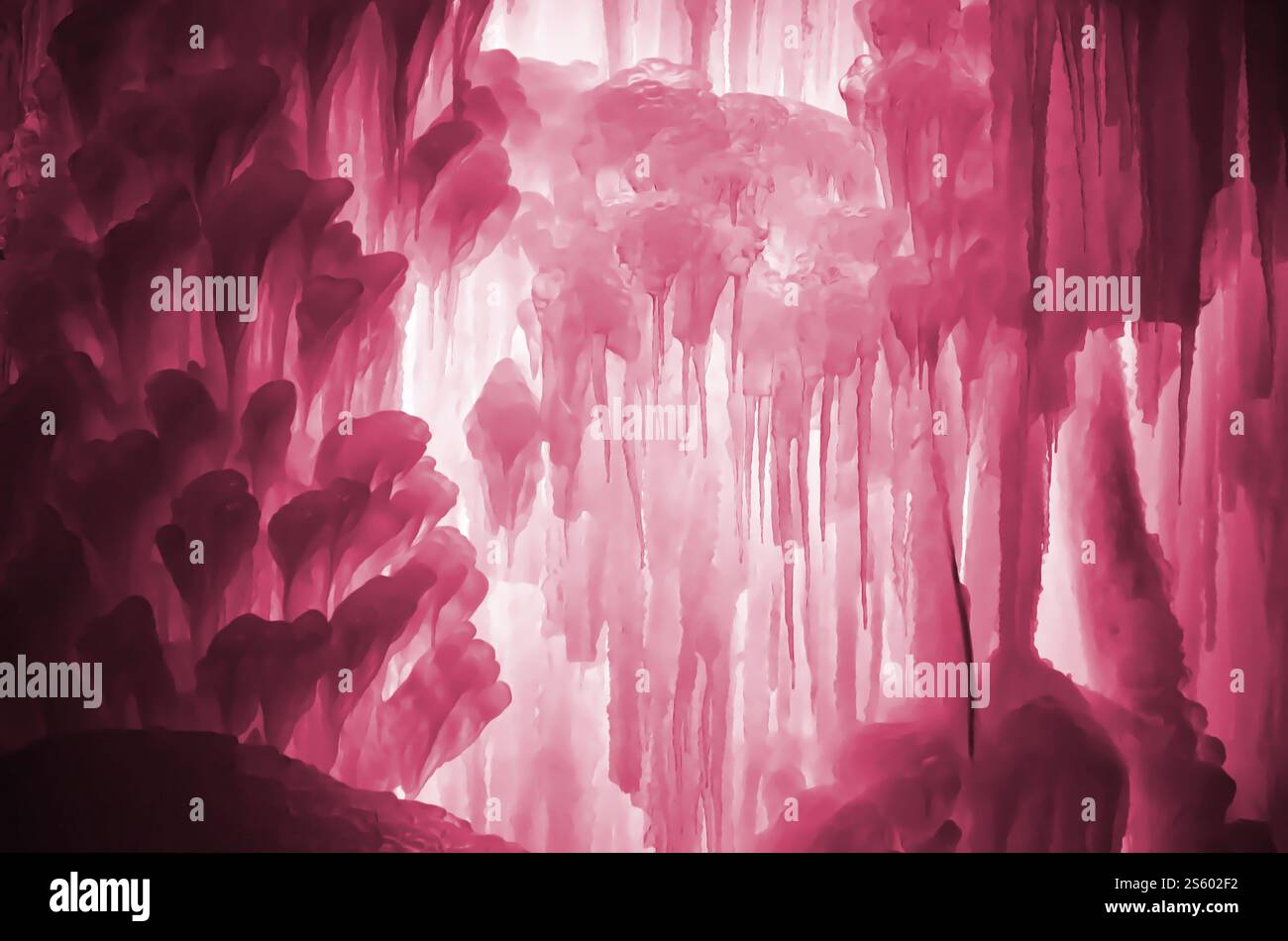Enormi ghiaccioli. Grandi blocchi di acqua ghiacciata. Sfondo blu ghiaccio. Cascata di acqua ghiacciata. Immagine in Viva Magenta, colore del 2023 Foto Stock