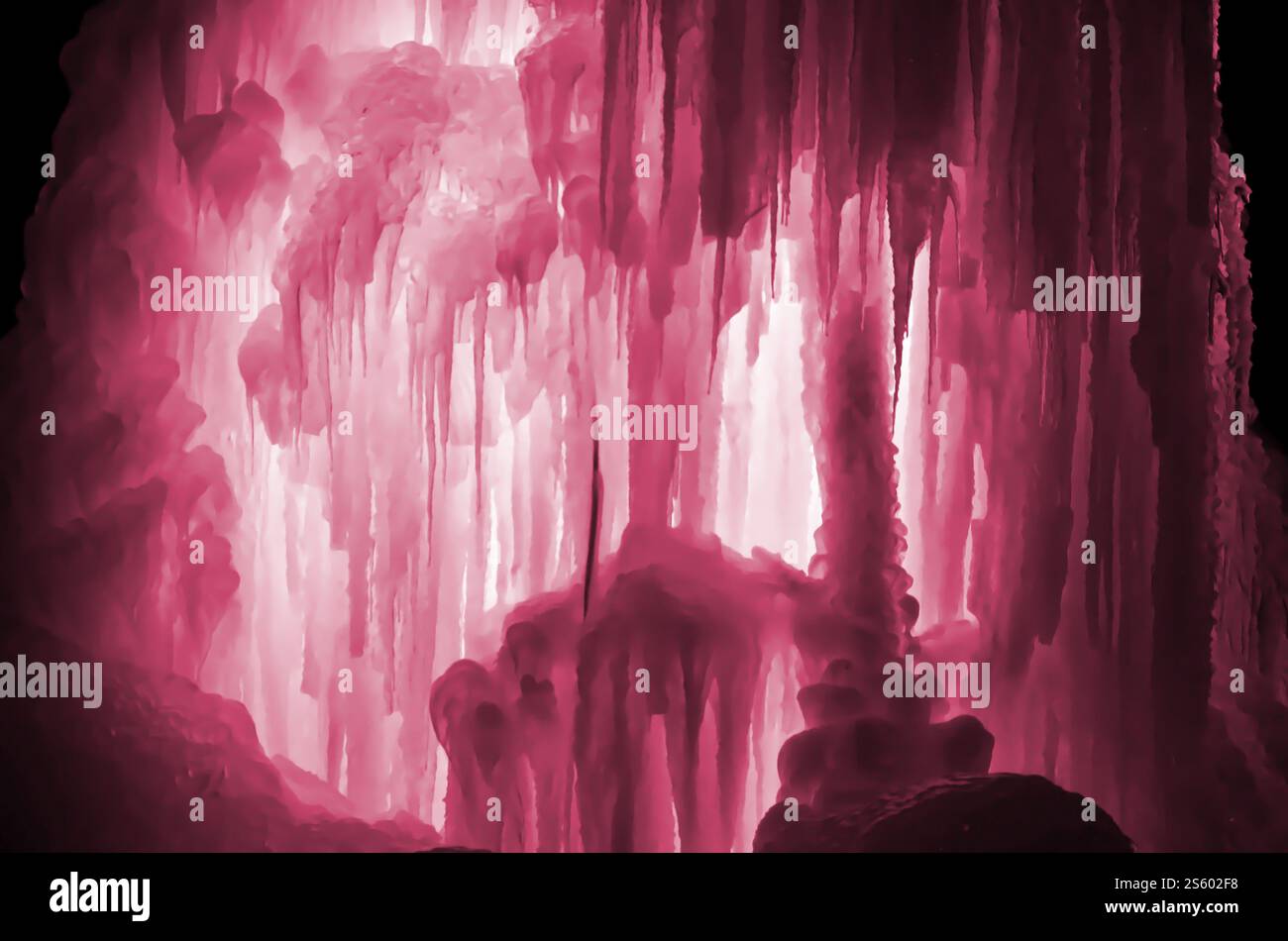 Enormi ghiaccioli. Grandi blocchi di acqua ghiacciata. Sfondo blu ghiaccio. Cascata di acqua ghiacciata. Immagine in Viva Magenta, colore del 2023 Foto Stock