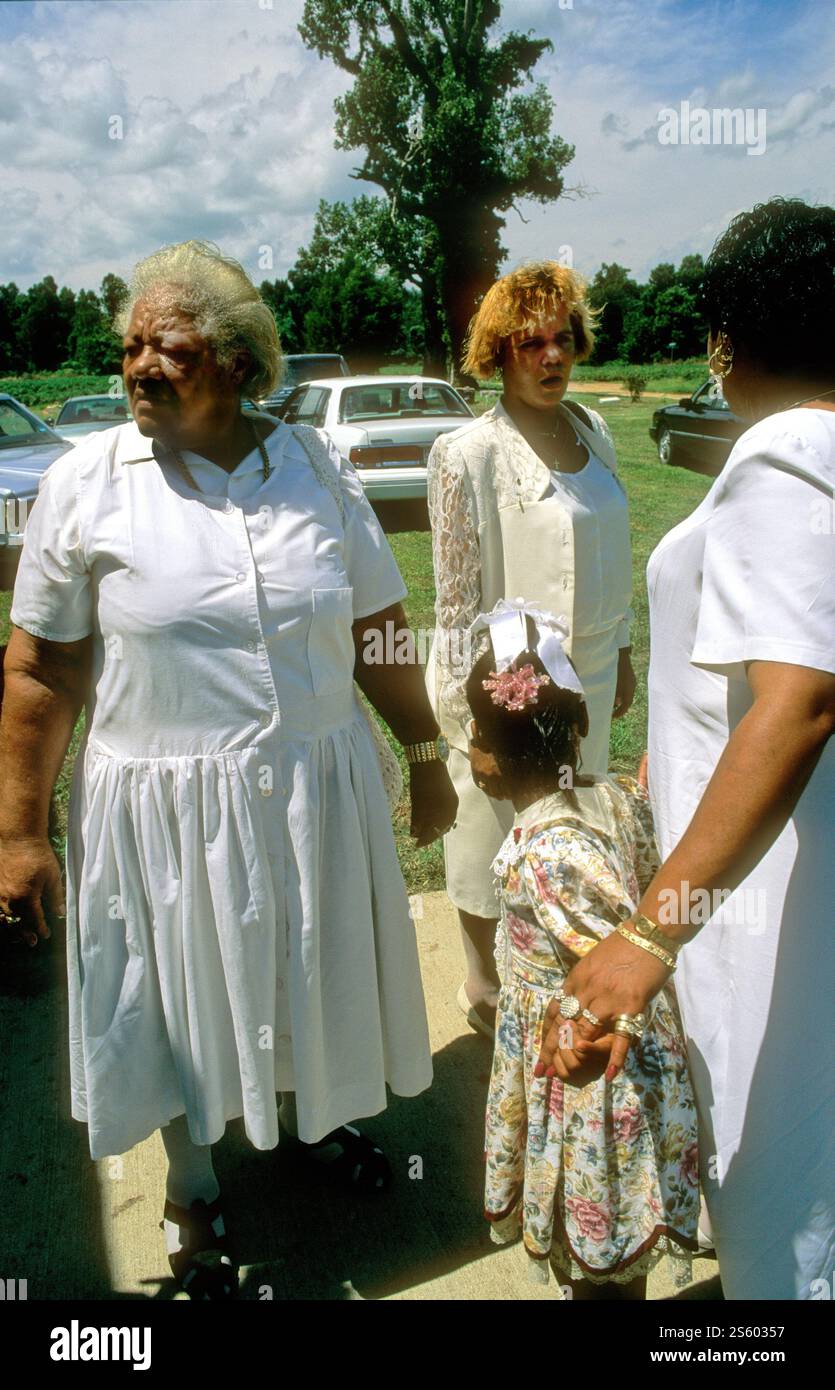 Le donne anziane si riuniscono con la famiglia fuori dalla chiesa dopo il servizio domenicale in un'atmosfera vivace sotto un luminoso cielo del Mississippi Foto Stock