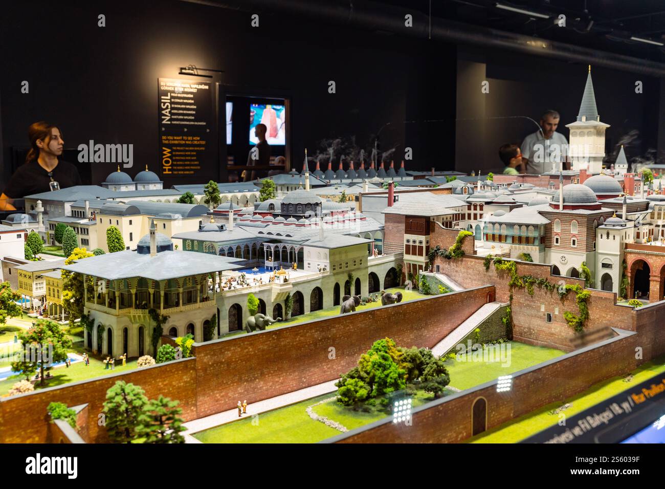 Modello del Palazzo Topkapi a Istanbul mostra di modelli della Penisola storica a Miniaturk con i visitatori. Istanbul Turchia - 7.12.2024 Foto Stock