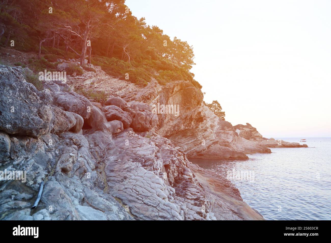 Viaggia in Turchia nel Mar Egeo e nelle rocce del paesaggio lagunare e nella natura. Grandi sponde a dondolo sull'acqua blu profonda del mare. Posto lussuoso per rilassarsi. Viaggia dentro Foto Stock