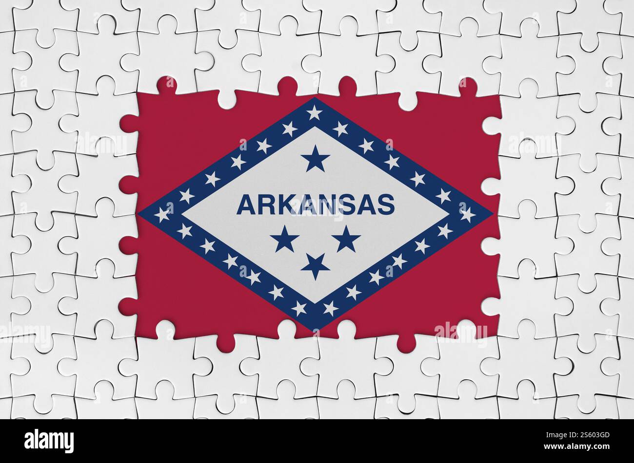 Bandiera dello stato dell'Arkansas USA in una cornice di pezzi bianchi del puzzle con parti centrali mancanti. Bandiera dello stato dell'Arkansas USA in una cornice di pezzi di puzzle bianchi con Foto Stock