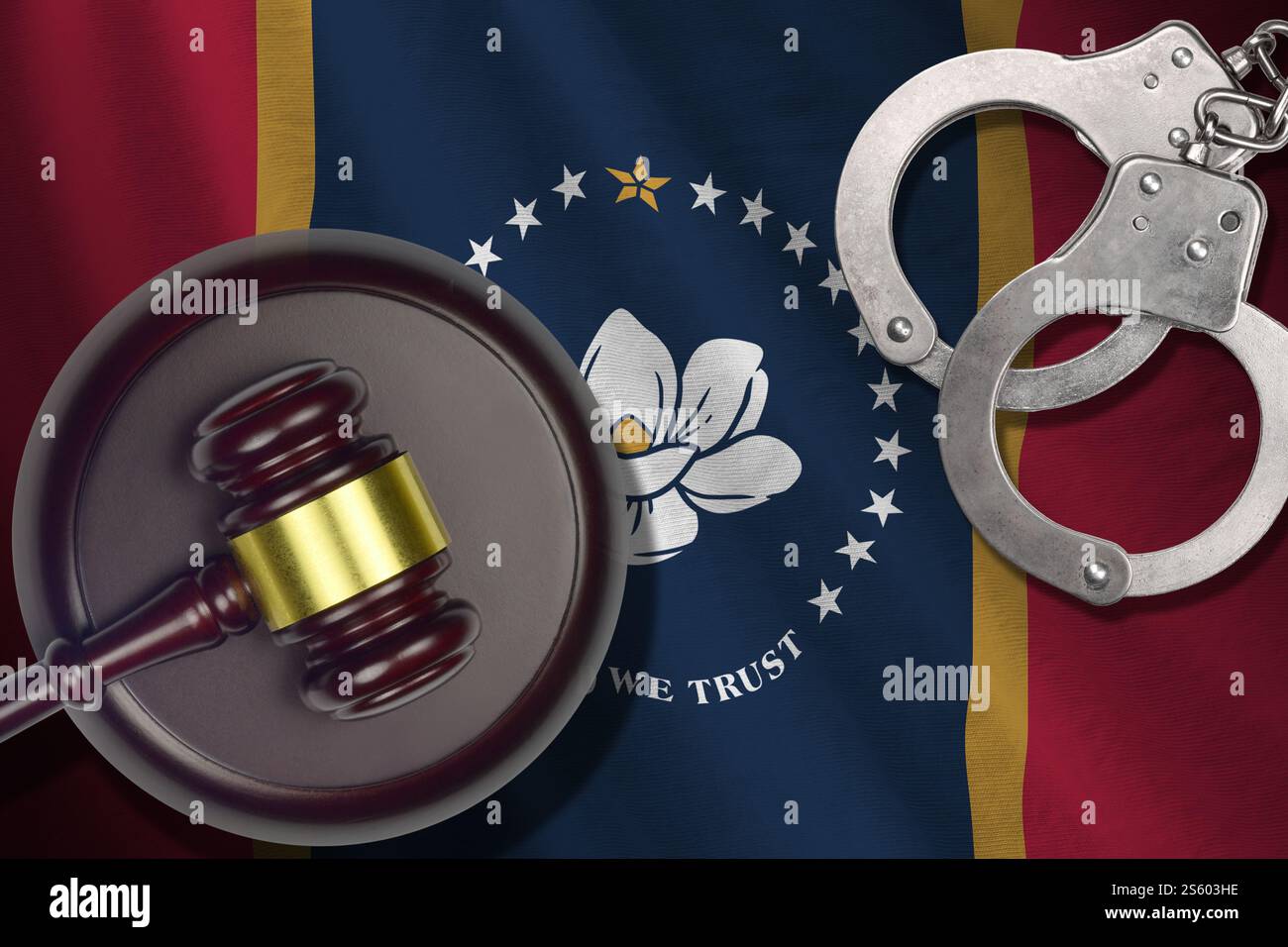 Nuova bandiera dello Stato americano del Mississippi con mazzuolo del giudice e manette in camera buia. Concetto di penale e punizione, background per argomenti colpevoli. Foto Stock