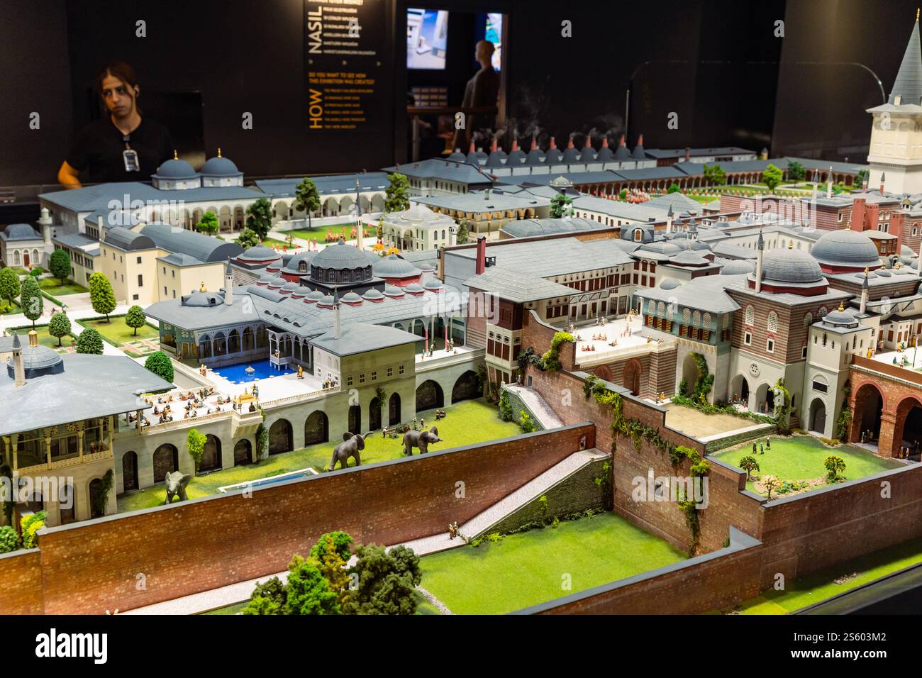 Modello del Palazzo Topkapi a Istanbul mostra di modelli della Penisola storica a Miniaturk. Istanbul Turchia - 7.12.2024 Foto Stock