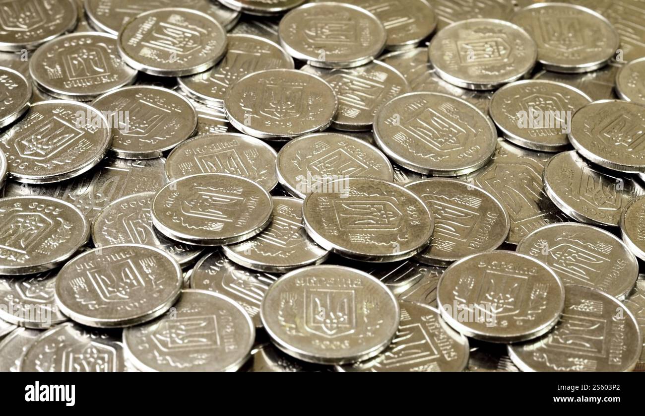 Una grande pila di monete da una banca Ucraina. Monete di tipo ucraino: Kopeck. Concetto per affari bancari, tasse, debito, prezzi e altri aspetti finanziari Foto Stock