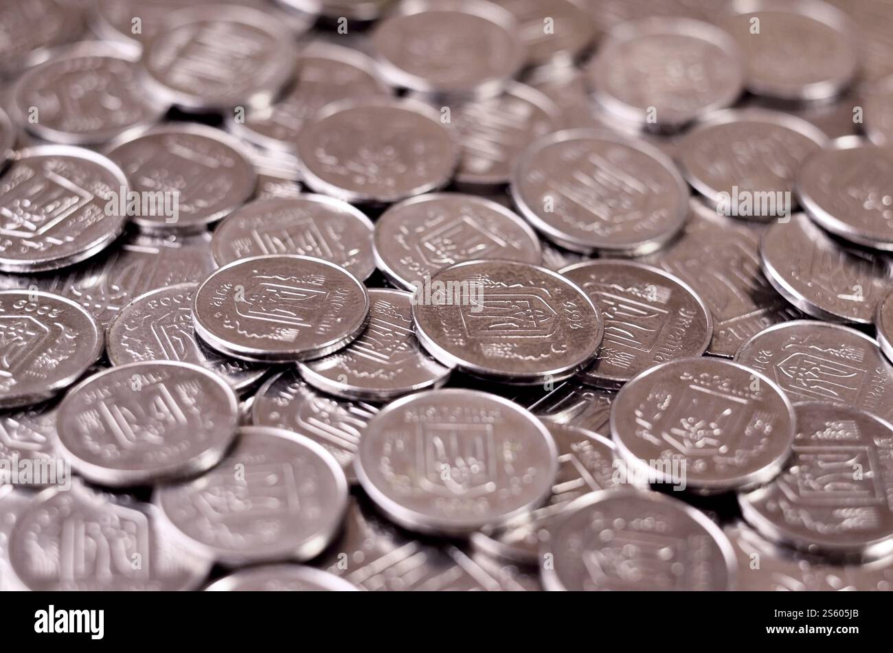 Una grande pila di monete da una banca Ucraina. Monete di tipo ucraino: Kopeck. Concetto per affari bancari, tasse, debito, prezzi e altri aspetti finanziari Foto Stock