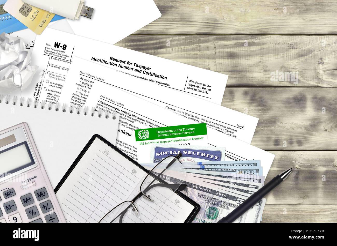 Modulo IRS W-9 richiesta di numero di identificazione contribuente e certificazione si trova su un tavolo da ufficio piatto e pronto per essere compilato. Entrate interne negli Stati Uniti Foto Stock