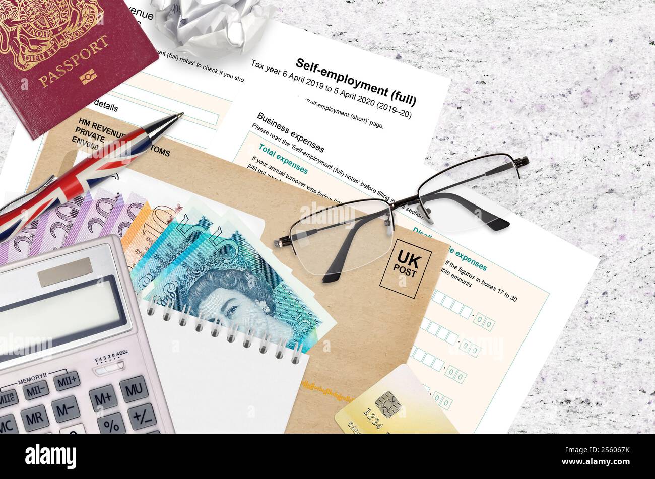 Modulo fiscale inglese sa103 lavoro autonomo da HM revenue and Customs si trova sul tavolo con gli articoli per ufficio. Documentazione HMRC e processo di pagamento delle tasse in United Foto Stock