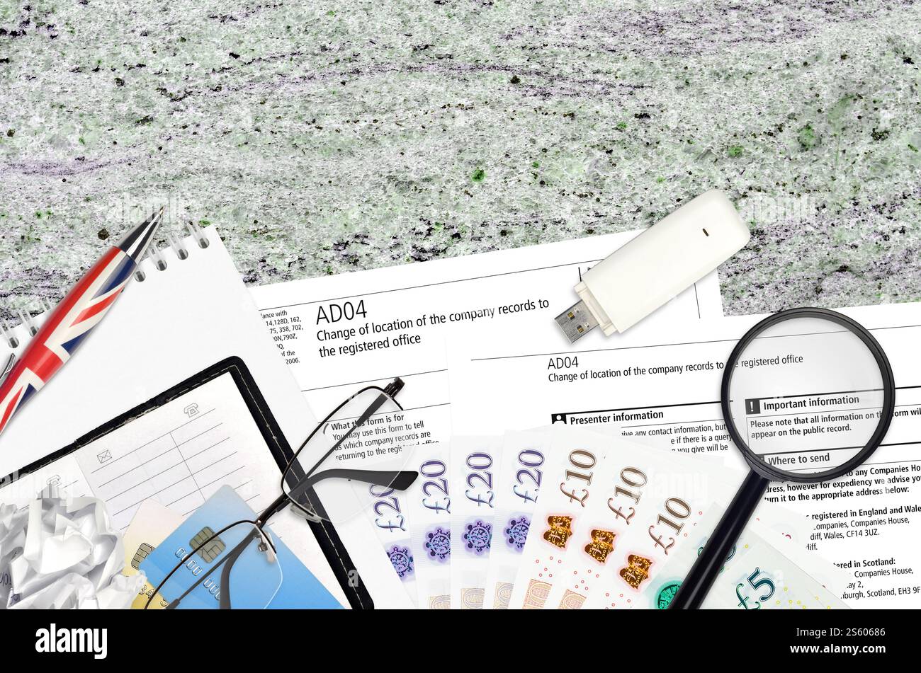 Modulo in inglese AD04 Modifica della posizione dei record aziendali alla sede legale da Aziende il servizio Casa si trova sulla tabella con gli articoli dell'ufficio. CH Foto Stock