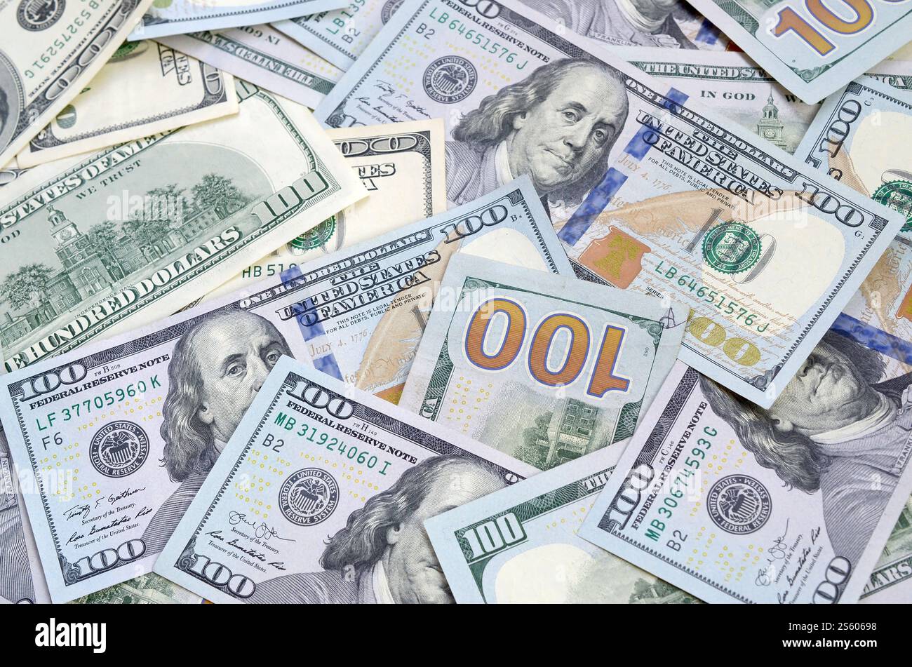 Vista dall'alto dello sfondo di banconote da cento dollari. Concetto di valuta statunitense e vita ricca. Consistenza di banconote in dollari americani. Vista dall'alto di uno Foto Stock