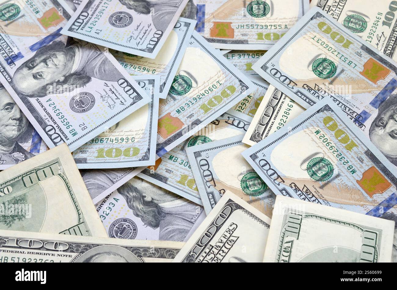Vista dall'alto dello sfondo di banconote da cento dollari. Concetto di valuta statunitense e vita ricca. Consistenza di banconote in dollari americani. Vista dall'alto di uno Foto Stock