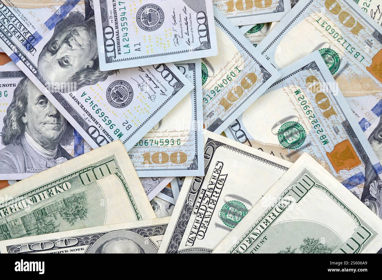 Vista dall'alto dello sfondo di banconote da cento dollari. Concetto di valuta statunitense e vita ricca. Consistenza di banconote in dollari americani. Vista dall'alto di uno Foto Stock