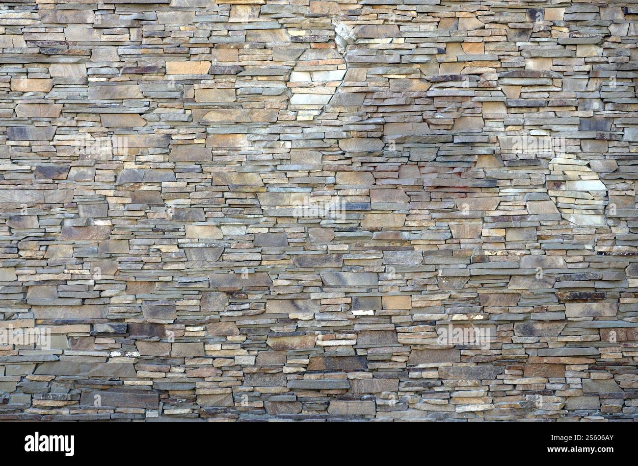 Moderno motivo di superfici decorative piatte in pietra di colore marrone. Pietra rivestita con pareti in granito che si affacciano su pietra. Modello moderno di appartamento Foto Stock